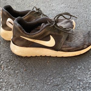 Nike roshe women’s 8